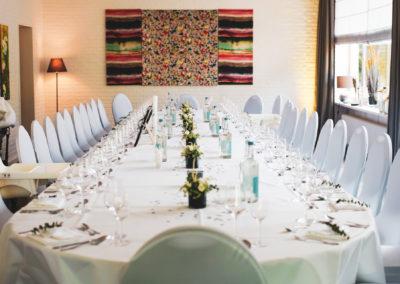 Raum Waldblick mit festlicher langer Tafel