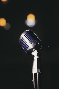 C.ulturgut_Mikrofon auf der Bühne